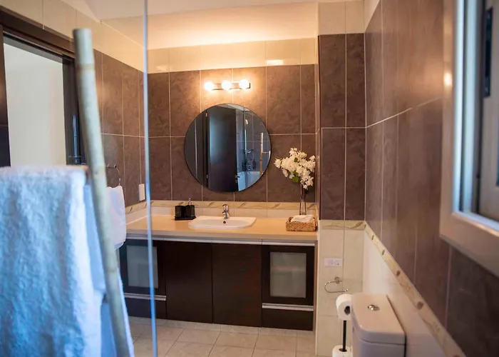 Cynthiana 4- 300m From The Sea 3 Bedrooms 3 Bathrooms *